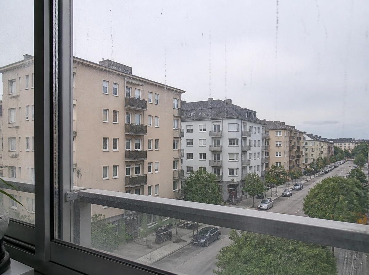 Samma fönster före putsning — smutsigt glas med kalkränder